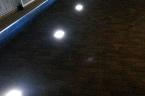 Светильники в тротуарах в саду