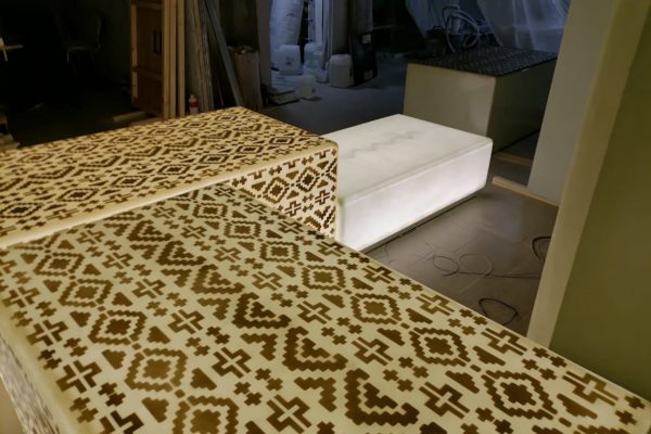 Кубы и скамейки из пластика светящиеся